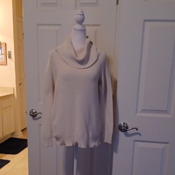 💙🌺Women's White/Cream Sweater - Picture 5 of 10